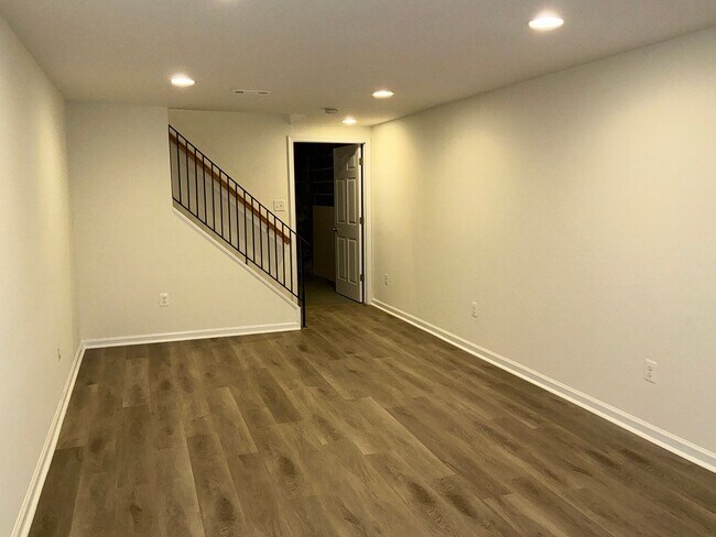 Building Photo - Very well maintained 4BR 2.5BA Colonial mo...