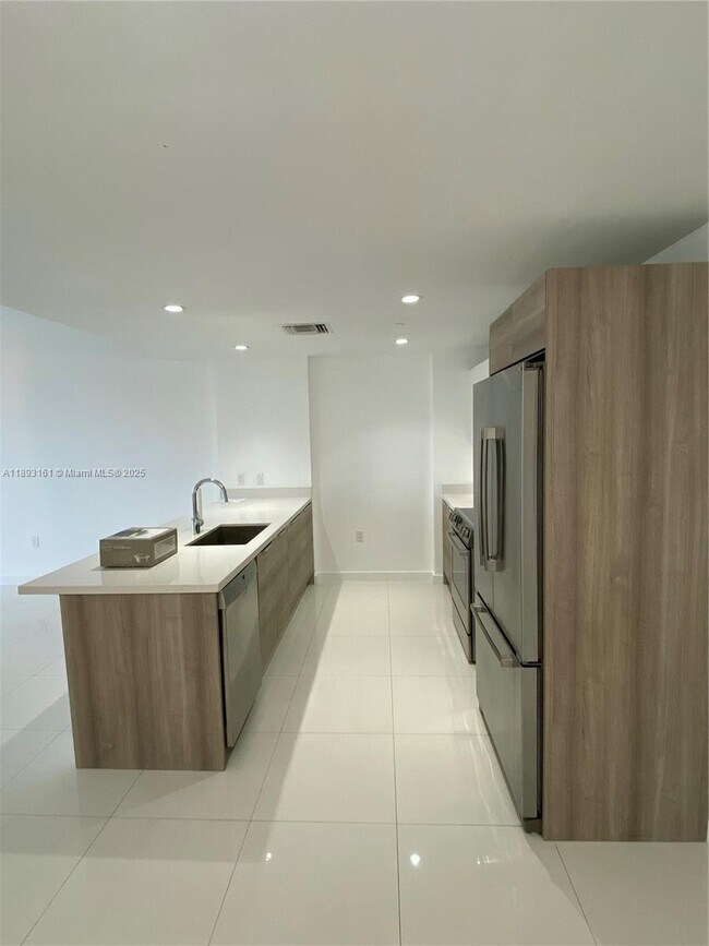 Building Photo - 9940 W Bay Harbor Dr