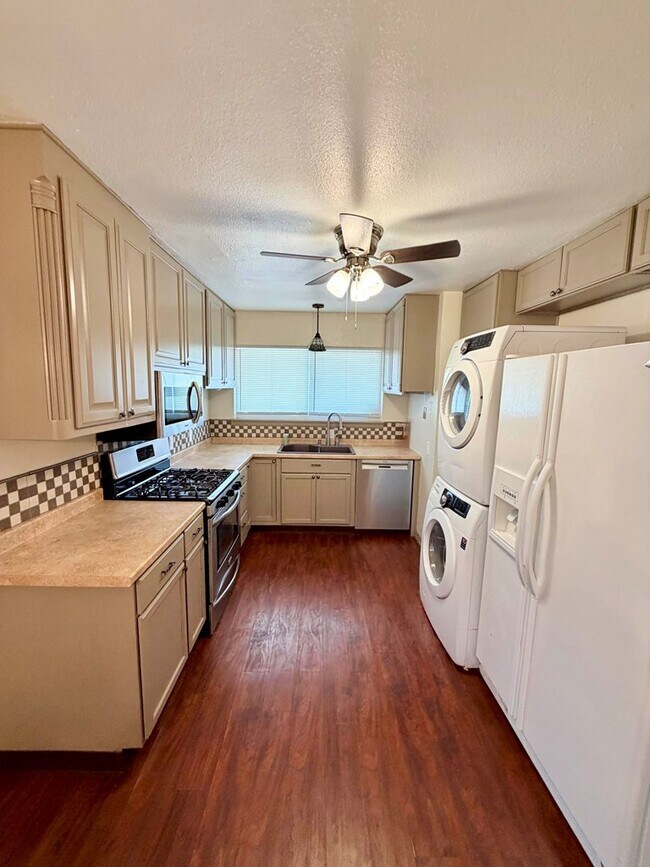 Building Photo - 3701 Spruce Ave