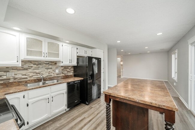 Building Photo - 2412 S Sheffield Cir