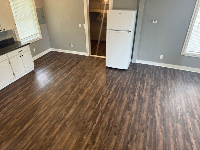Building Photo - Cutest 2-bedroom cottage with a loft! Huge shady backyard for all things outdoor! All Brand new a...