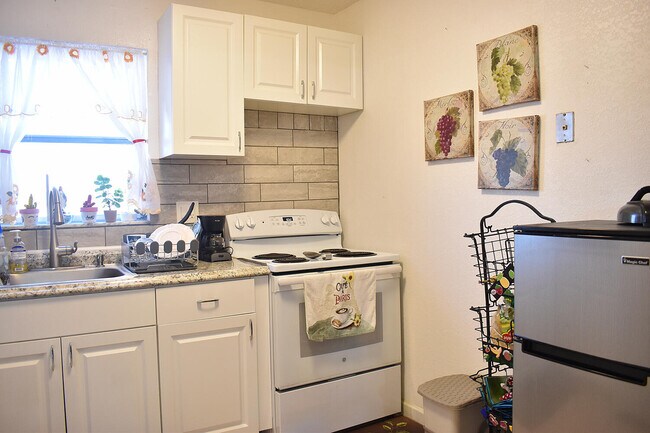 Building Photo - 2689 Dudley Dr W