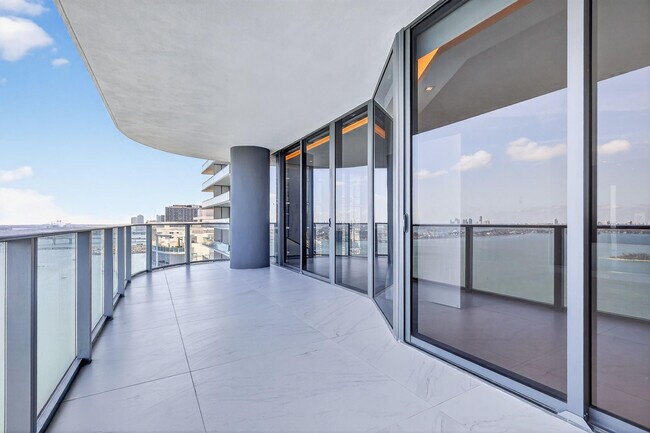 Building Photo - 700 NE 24th St