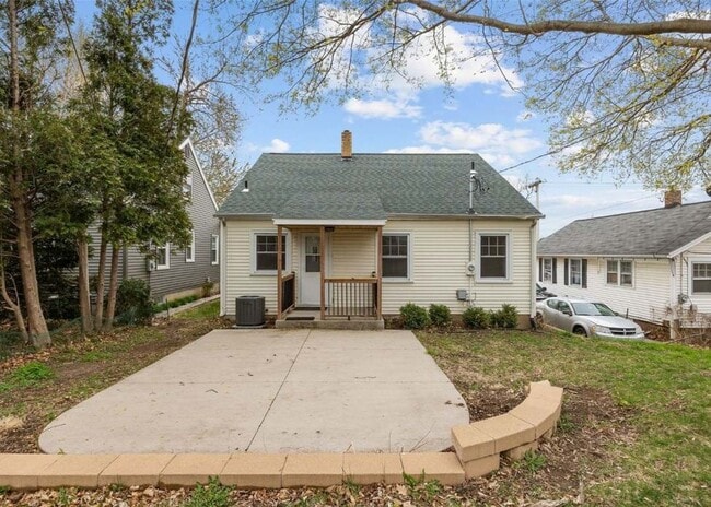 Building Photo - NE 3 bedroom 1+ bath attached garage