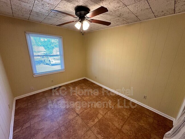 Building Photo - 5911 Farley Ave