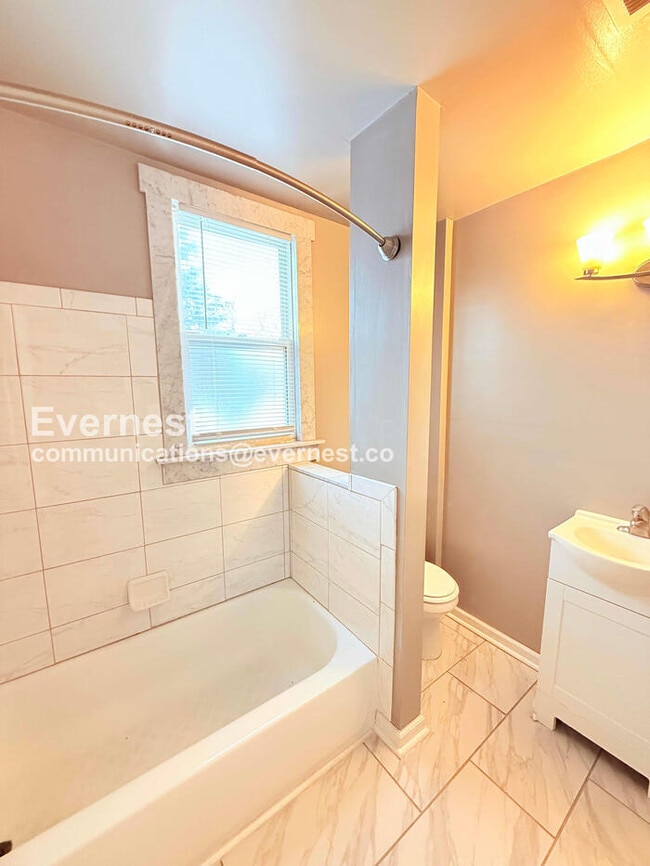 Building Photo - 4443 Elmwood St