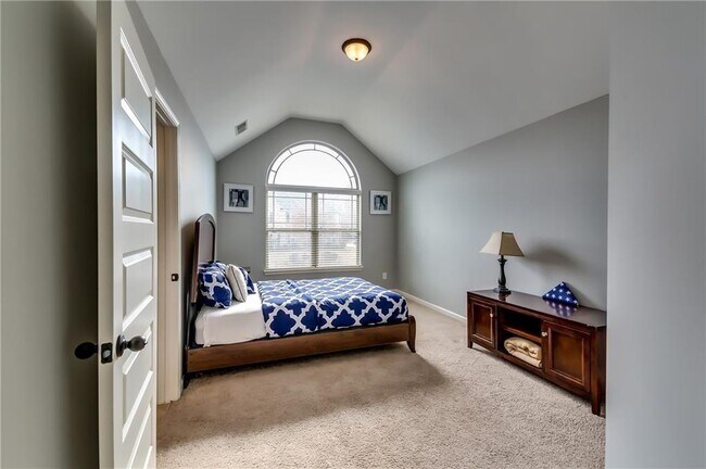 Building Photo - 2216 Golden Eagle Dr