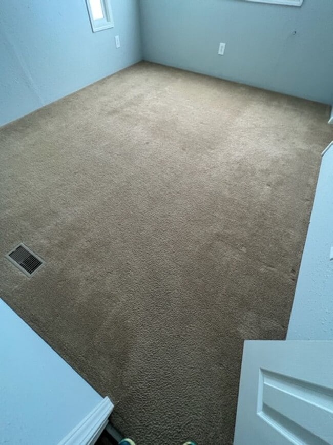 Building Photo - Large 3 Bedroom 2 Bath with Fenced Yard