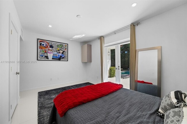 Building Photo - 5055 N Bay Rd