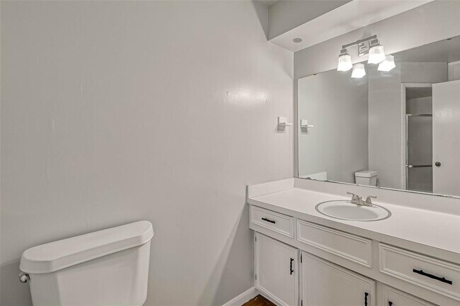 Building Photo - 1801 Laurel Oaks Dr