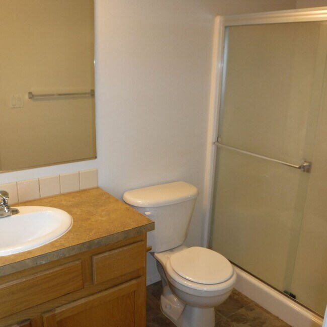 Building Photo - 3 Bed/2.5 Bath Townhouse with Garage - NE Bend