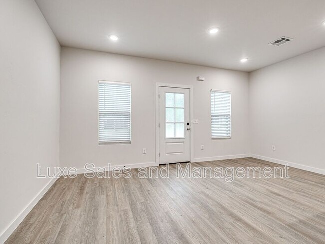 Building Photo - 604 W 2nd St