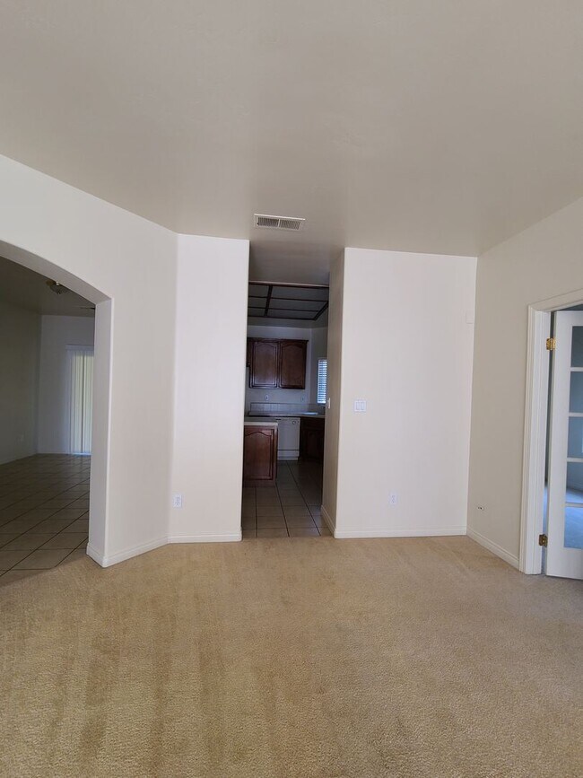 Building Photo - 4/2 bathroom located close to schools, sho...