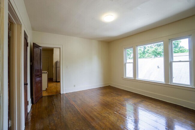 Building Photo - 7/1/26 Bright and Spacious Apartment Close...