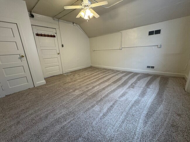 Building Photo - 215 E 9th St