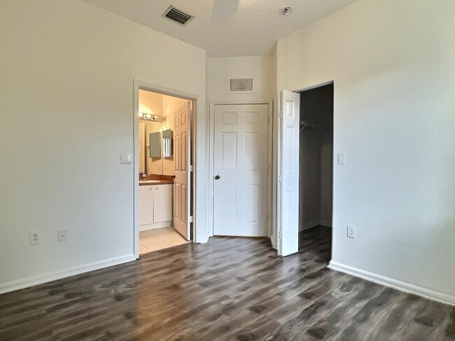 Building Photo - 8833 S Isles Cir