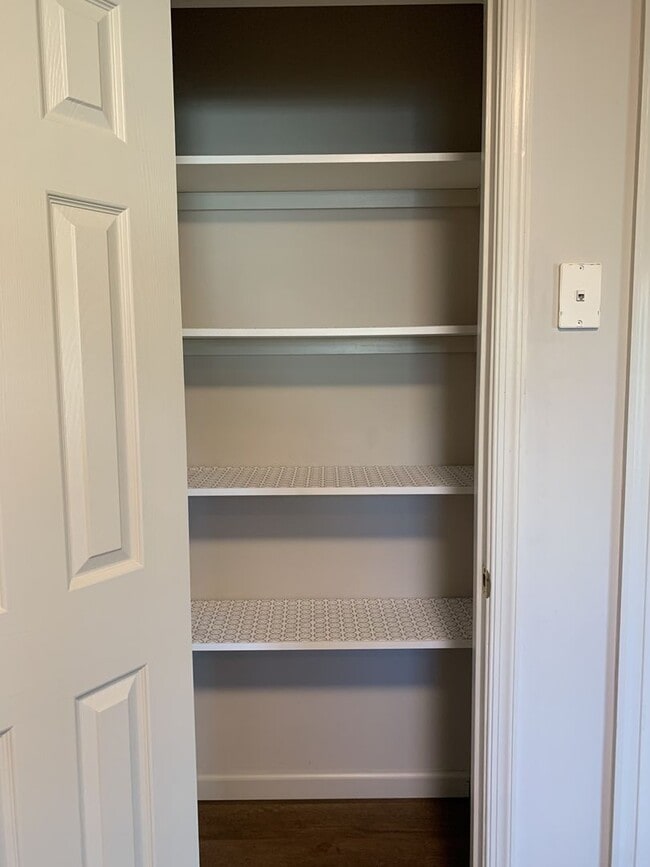 Building Photo - Make This Beautiful 3-Bedroom Townhouse Yo...