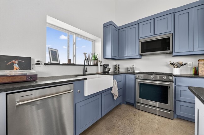 Building Photo - 9082 Wolf Run