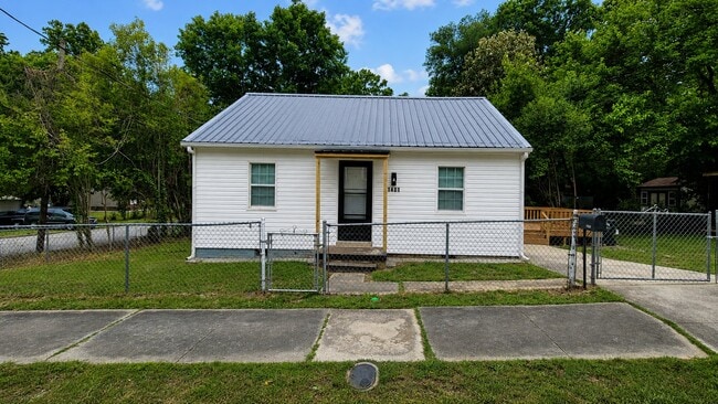 Building Photo - 1401 Oak St