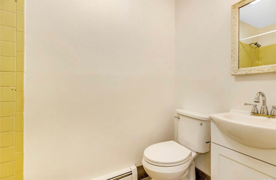 Building Photo - 370 Blue Point Rd