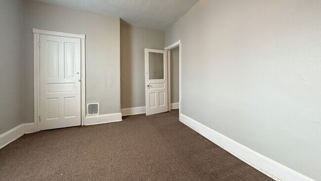 Building Photo - 5652 Addison St