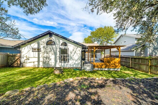 Building Photo - 4707 Alta Loma Dr