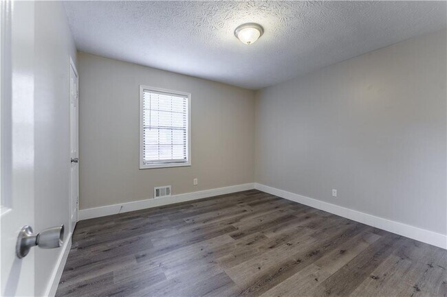 Building Photo - 5700 Tracy Dr SE