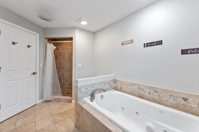 Building Photo - 6515 34th Ave N