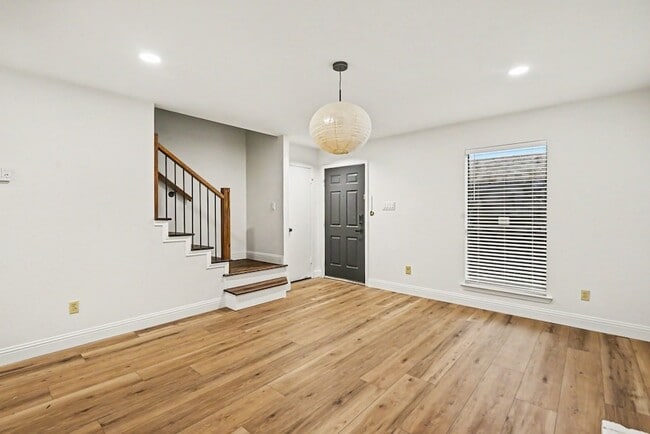 Building Photo - 2101 Mistletoe Ave