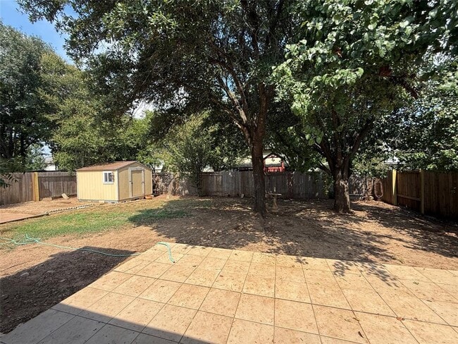 Building Photo - 1914 Hollow Ridge Dr