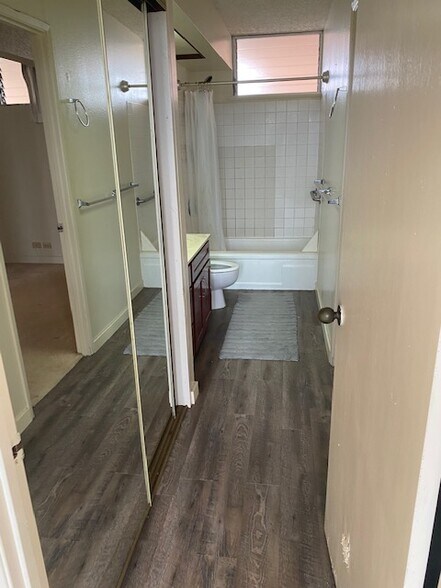 Bath from primary bedroom - 2439 Kapiolani Blvd