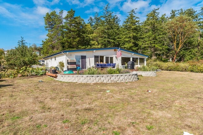 Building Photo - 3 Bedroom 2 Bath Home with a Wonderful View