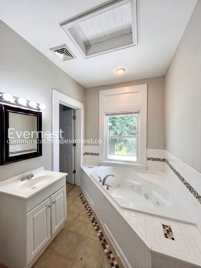 Building Photo - 3 Bed, 2.5 Bath Home with Fenced Yard / Pet-Friendly / Available Now!