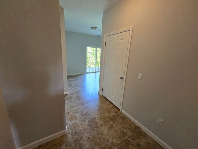 Building Photo - 19 Oak Branch Dr