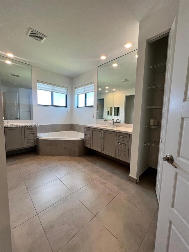 Building Photo - 10970 Pacifica Wy