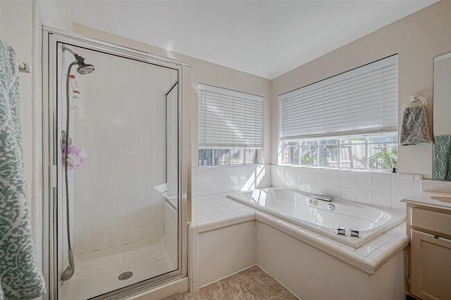 Building Photo - 7030 River Garden Dr