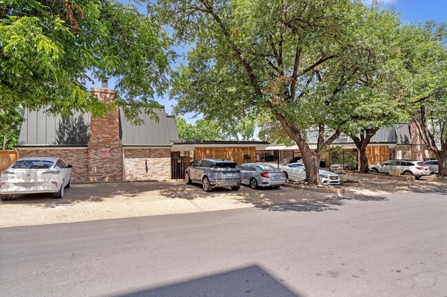 Building Photo - 2704 San Pedro St