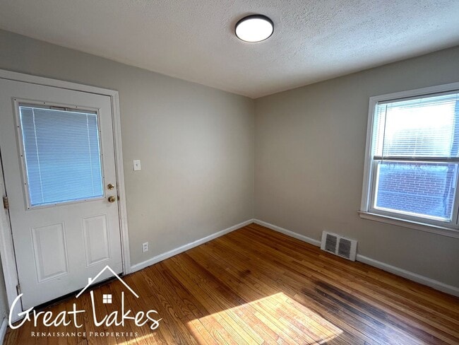 Building Photo - Charming 3 Bedroom 1 Bathroom now available for rent