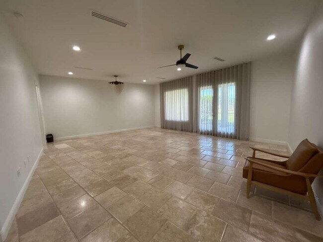 Building Photo - 2110 Bermuda Dr