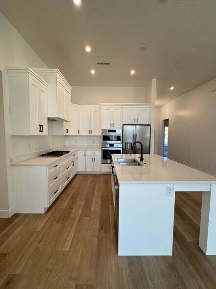 Primary Photo - 128 N Lone Rock Dr