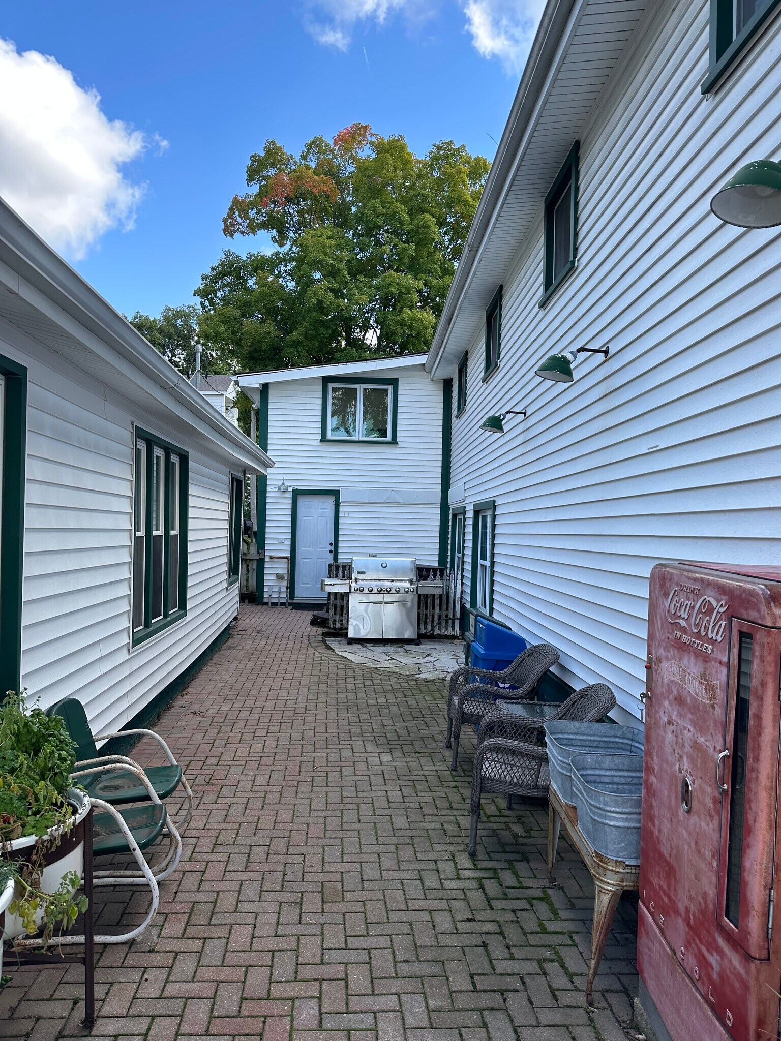 Grill and hot tub area - 123 S Ferry Dr