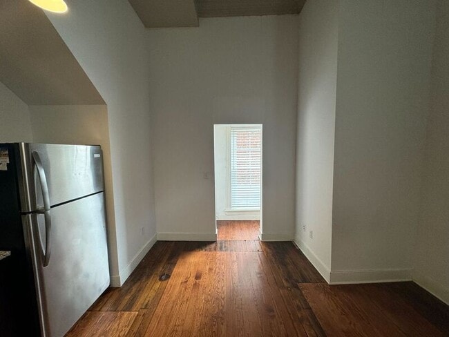 Building Photo - 17 W Main St