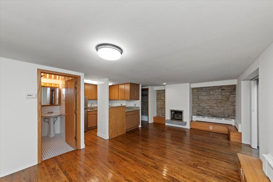 Building Photo - 534 W Belden Ave