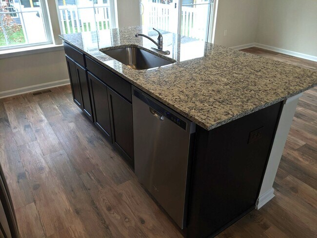 Building Photo - Three level townhouse in The Preserve at Tuscarora Creek community ready by mid September!