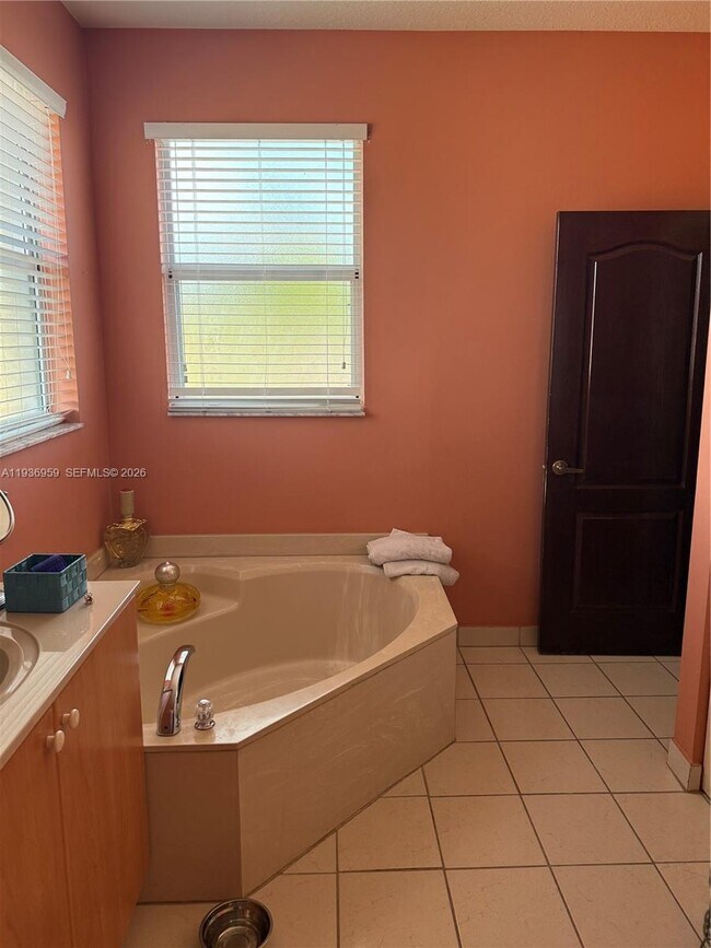 Building Photo - 3951 NE 13th Dr