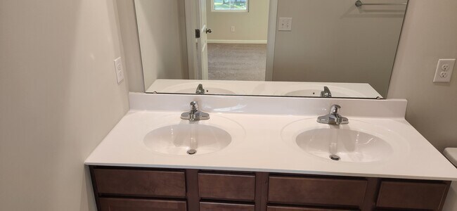 Building Photo - 439 Regina Dr