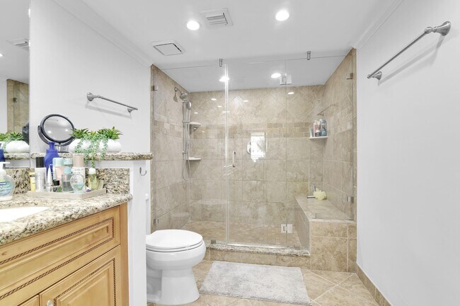 Building Photo - 1167 Hillsboro Mile
