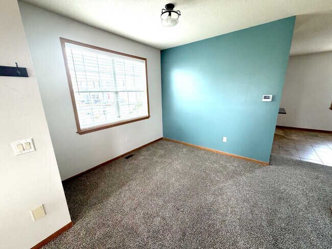 Building Photo - 1005 NE Kamies Ln
