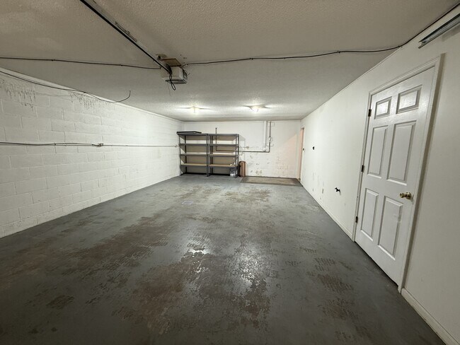 Building Photo - 437 S Gallaher View Rd