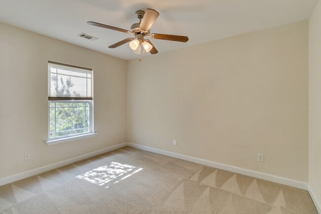 Building Photo - 127 Magnolia Dr